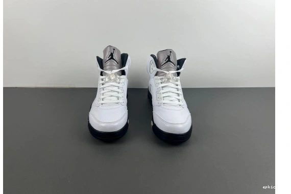 EP DD0587-110 and 5   Jordan "White Retro DD0587-110 Black" 0401